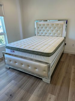 Queen bed frame with led lights/ Mattress Included.  
New in a box 
We offer same Day Delivery  


Cama Queen con Luz led Colchon Incluido
Nueva en ca