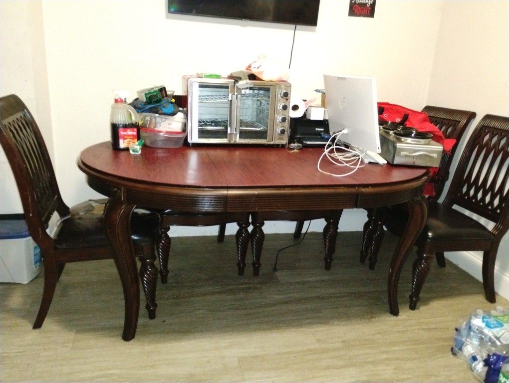 Wooden Dining Room Table With 5 Chairs And A Leaf