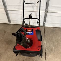 TORO CCR 3650 SNOW BLOWER WITH ELECTRIC STAR, 6.5 HORSE POWER ENGINE. GOOD PADDLES AND SCRAPER. EASY TO START. $250.00 OR BEST OFFER.