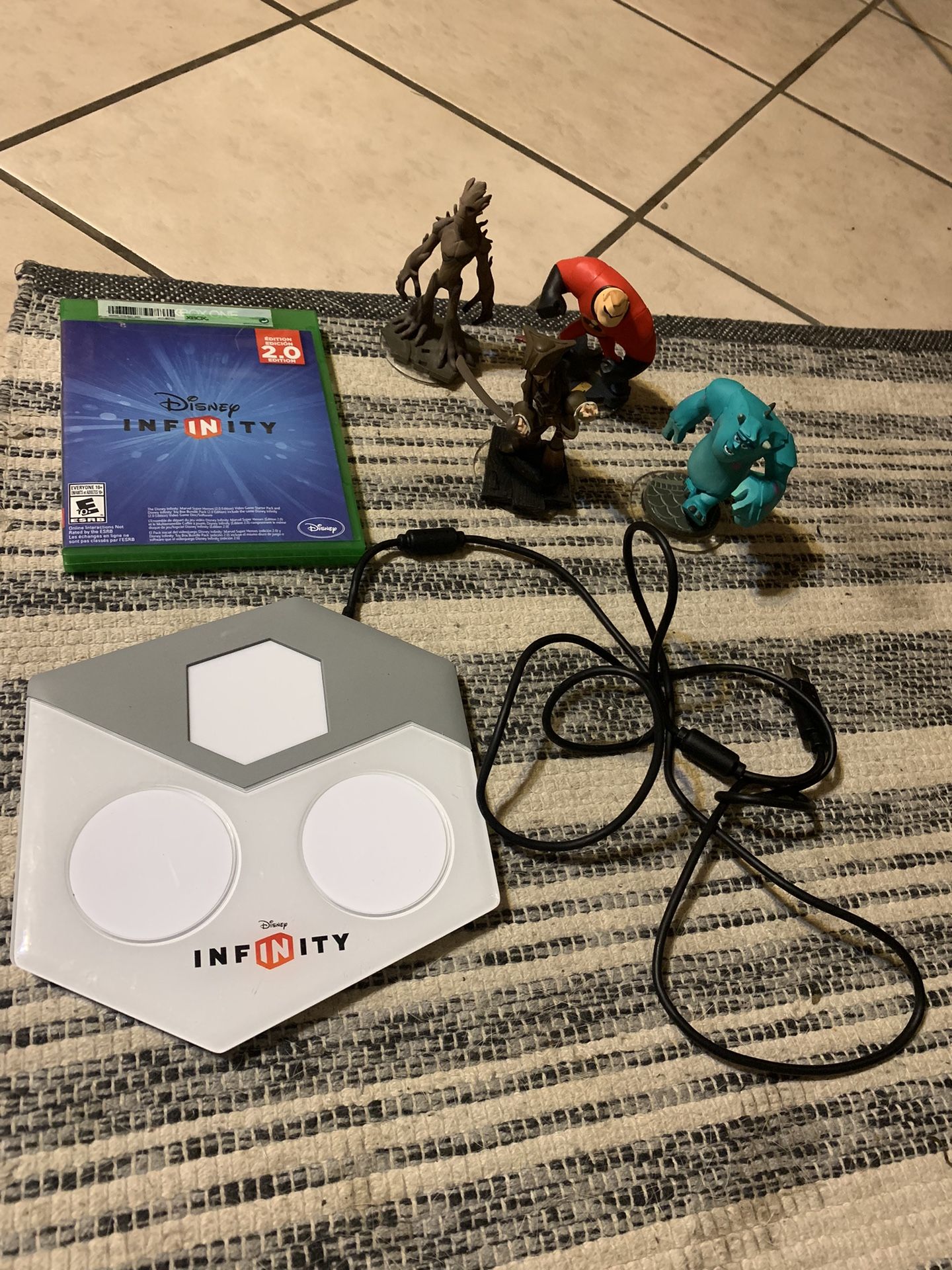 Xbox One Disney Infinity 2.0 Game CIB + Disney Infinity Portal + 5 Game Charecter Figures