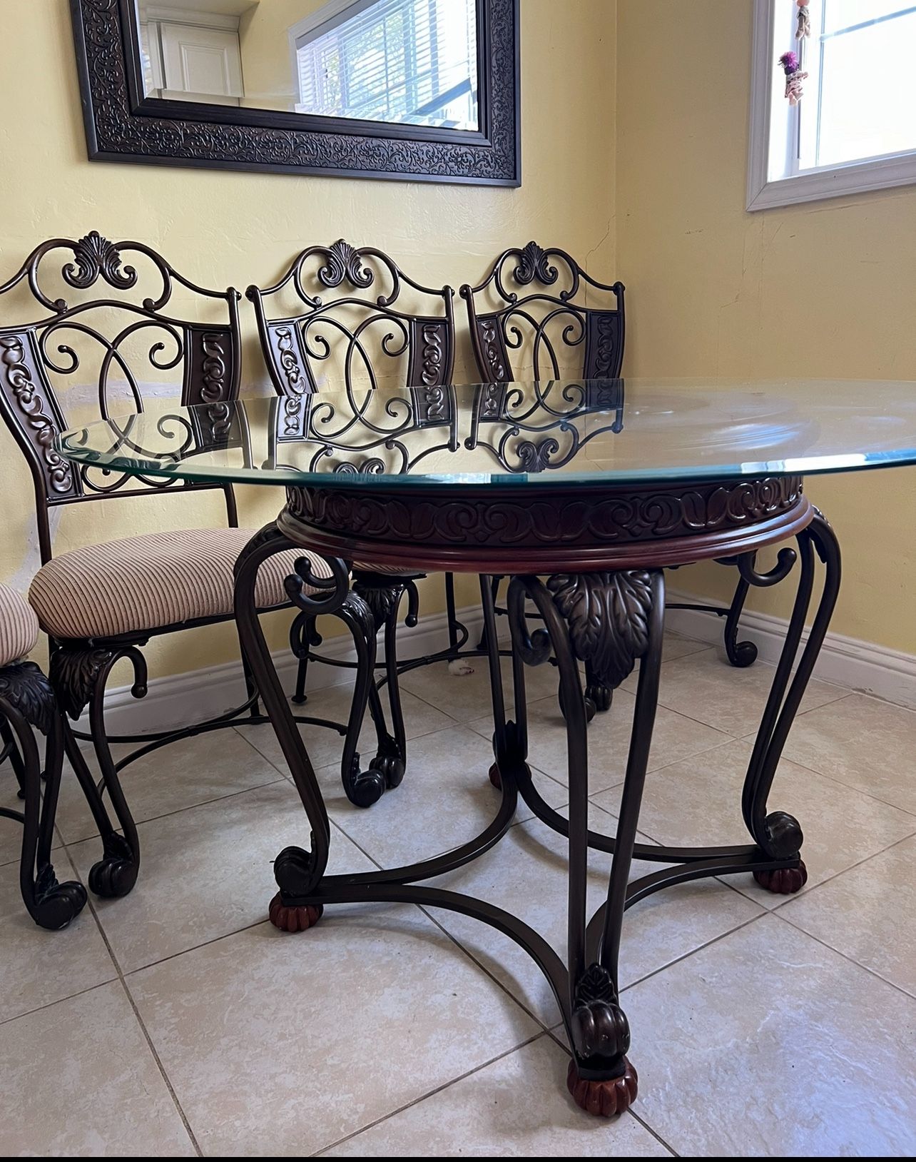 Kitchen Table With 4 chairs (If I Told You A Price I Will Honor It
