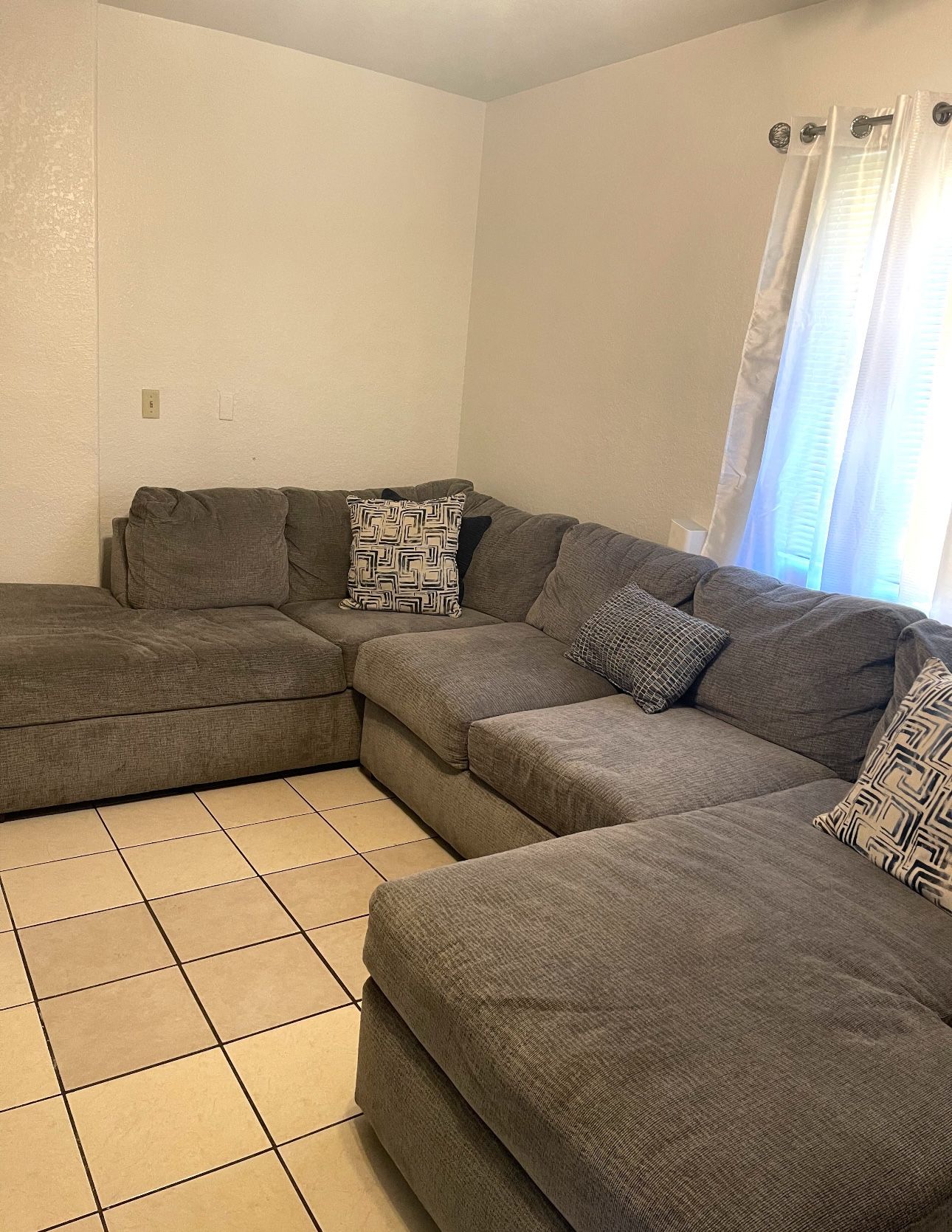 GREY COUCHES/ SALA GRIS
