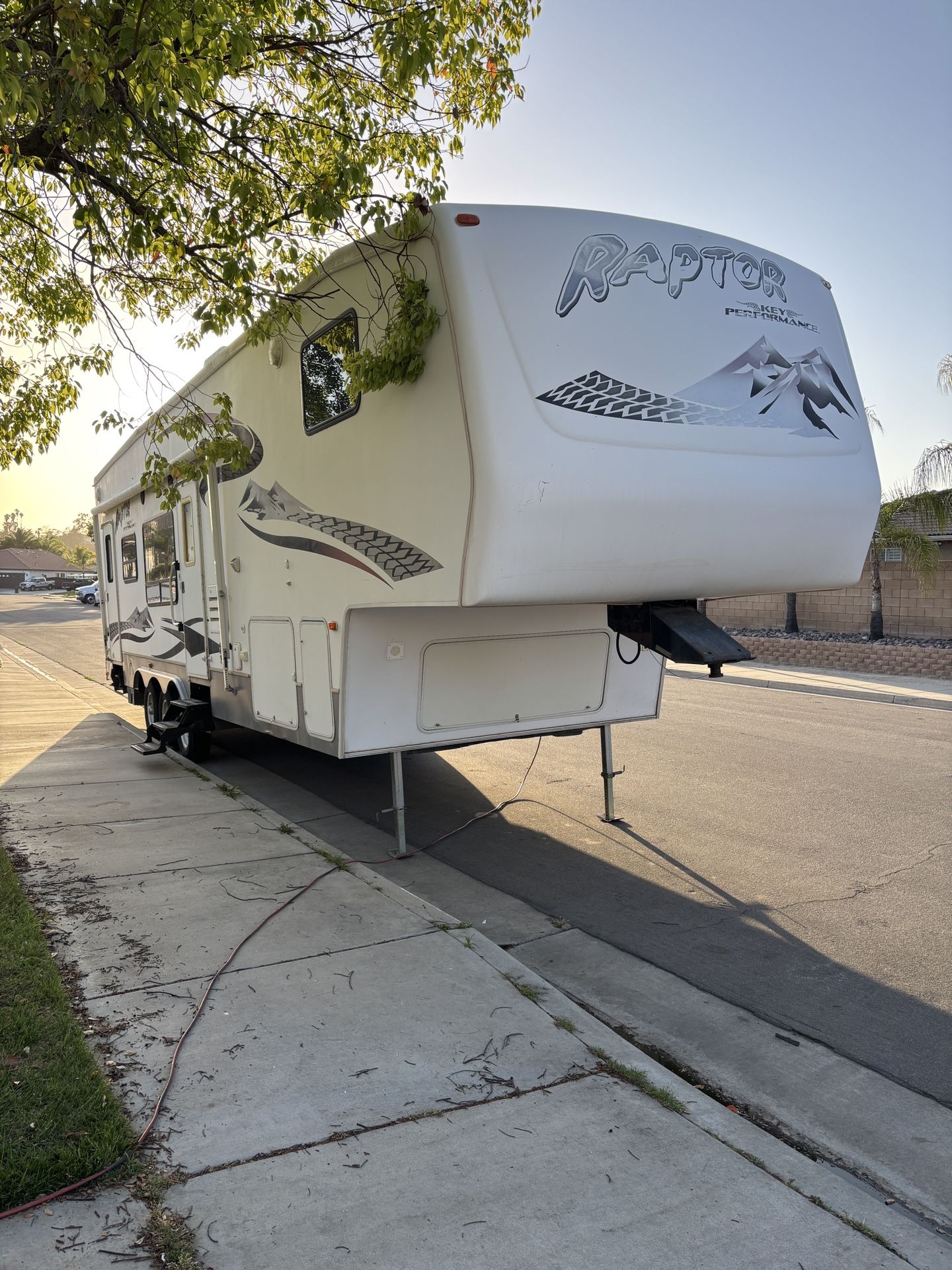 2005 Keystone Raptor 3319ss