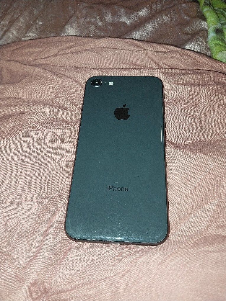 Iphon 8 (UNLOCKED) SCREEN CRACKED