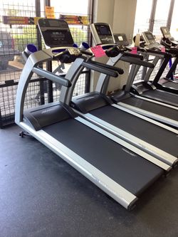 Life Fitness T5 Track Connect 2.0 High End Treadmill W/ ONLY 9 RUN HOURS 