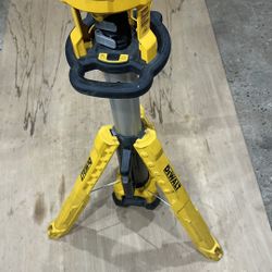DEWALT 20V MAX 3000-Lumen Adjustable LED Tripod Light