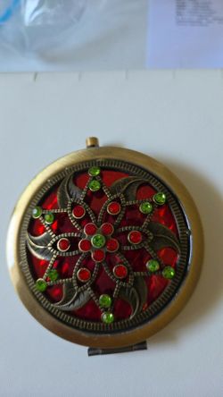 Compact / Mirrors Inside