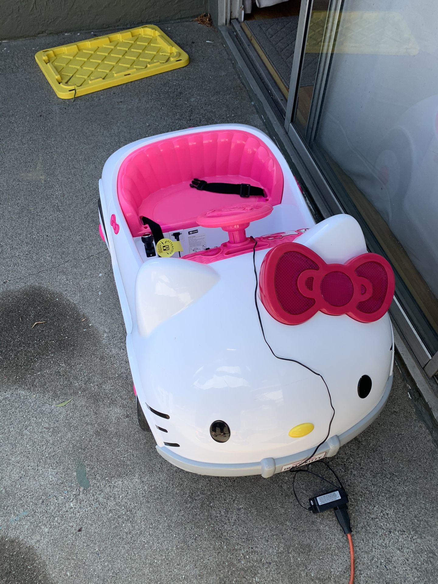 Hello kitty car
