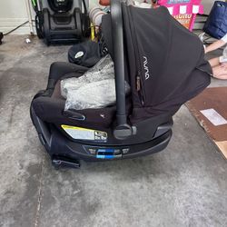 Nuna Pipa Lite RX Car seat And Base. 