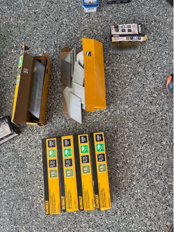 Assorted DEWALT 15 gauge angled finish nails