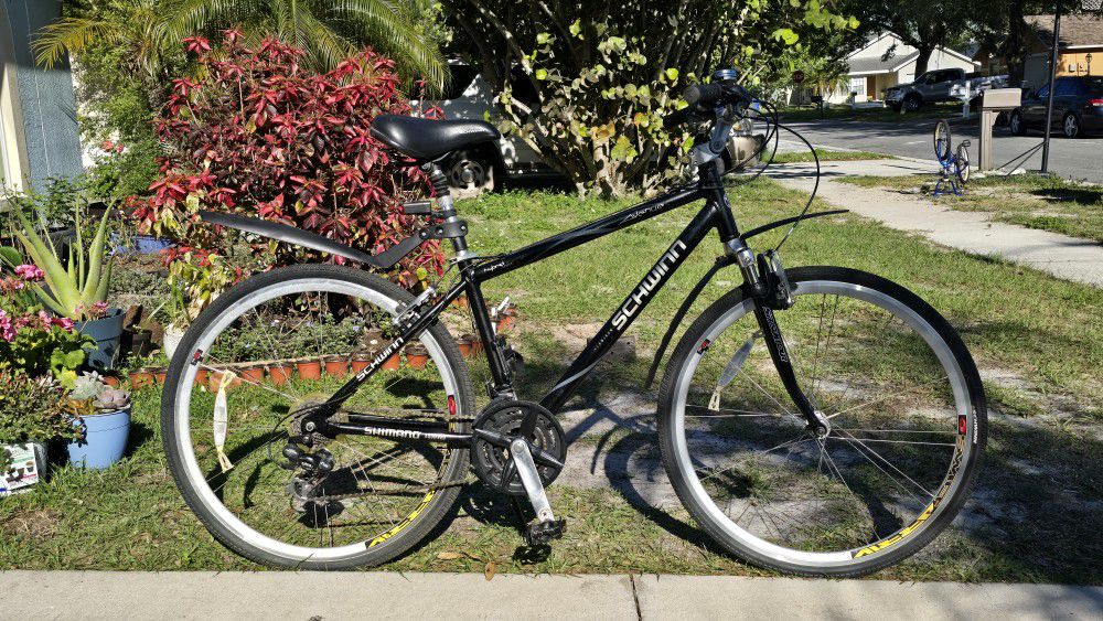 Schwinn Avenue 21-Speed Hybrid Bike