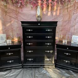 Beautiful Classic Style Wooden Dresser Set Colors Black And Silver Set Has Been Refurbished!🌺