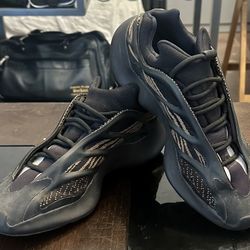 adidas yeezy kyanite 700 size 10