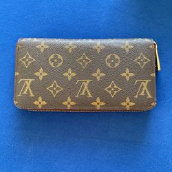 Authentic Louie Vuitton  Zippy Wallet Monogram