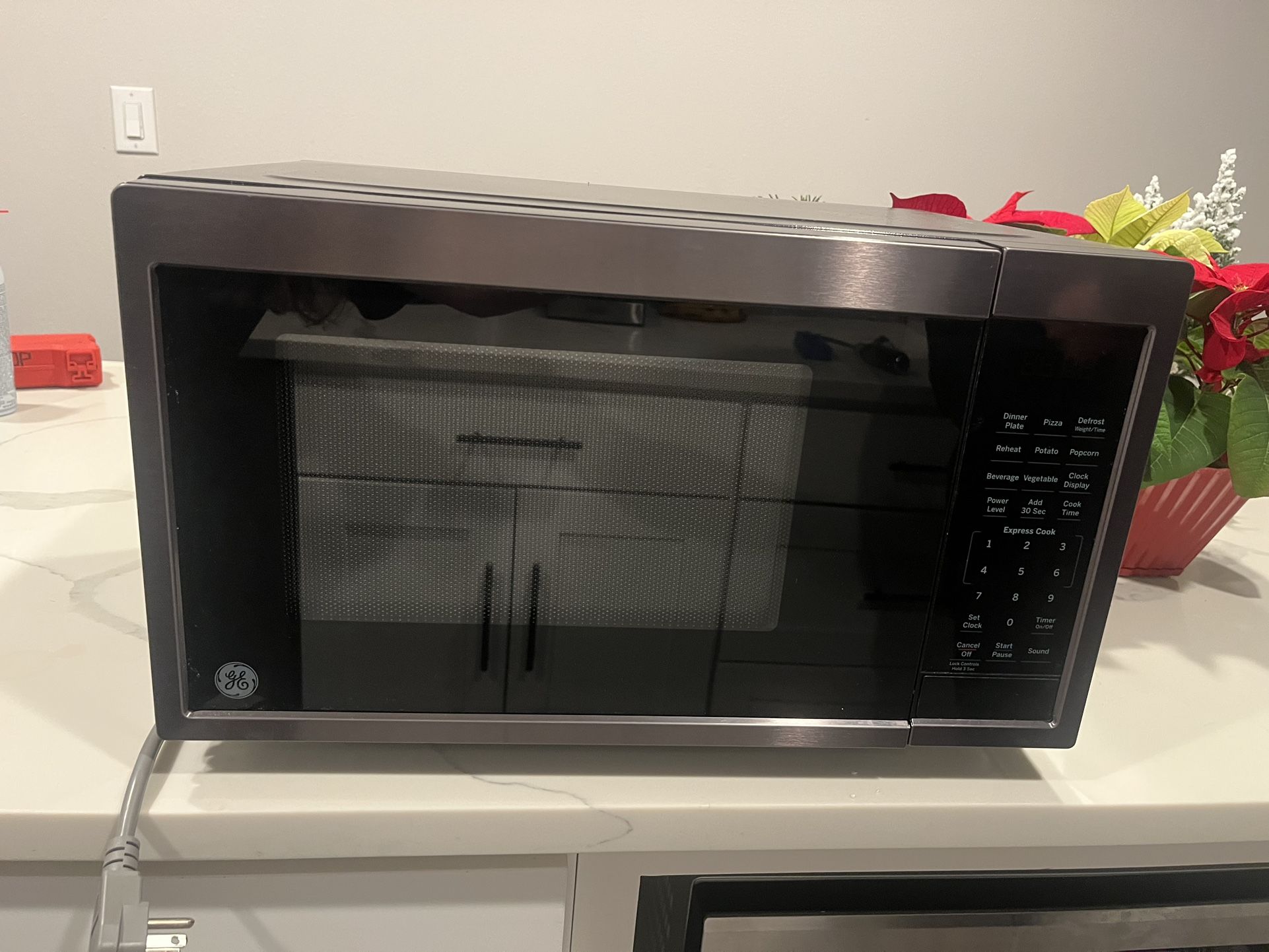 GE Stainless Steel Countertop Microwave – 0.9 Cu Ft – 900W