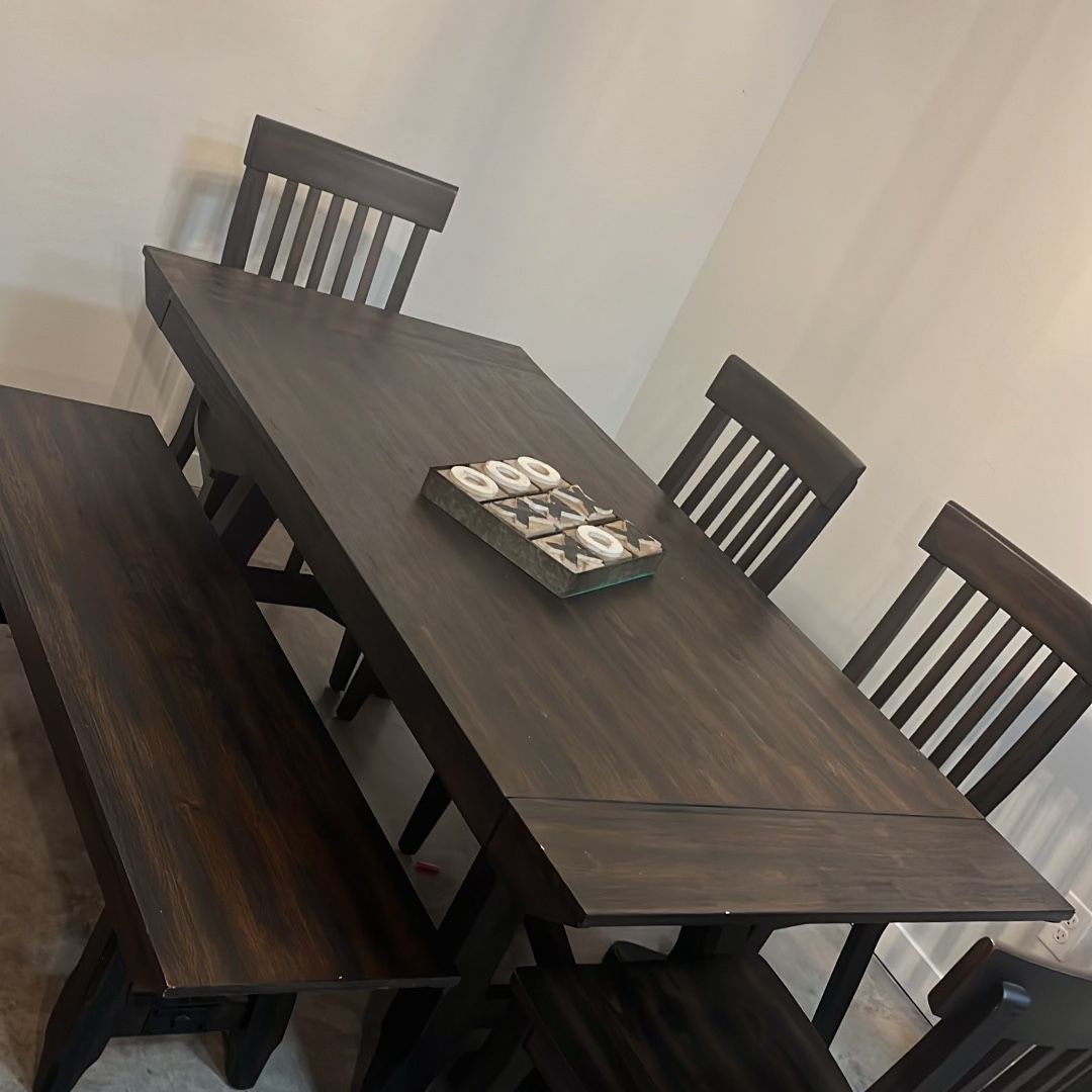 New Haven Dining Room Table Set 