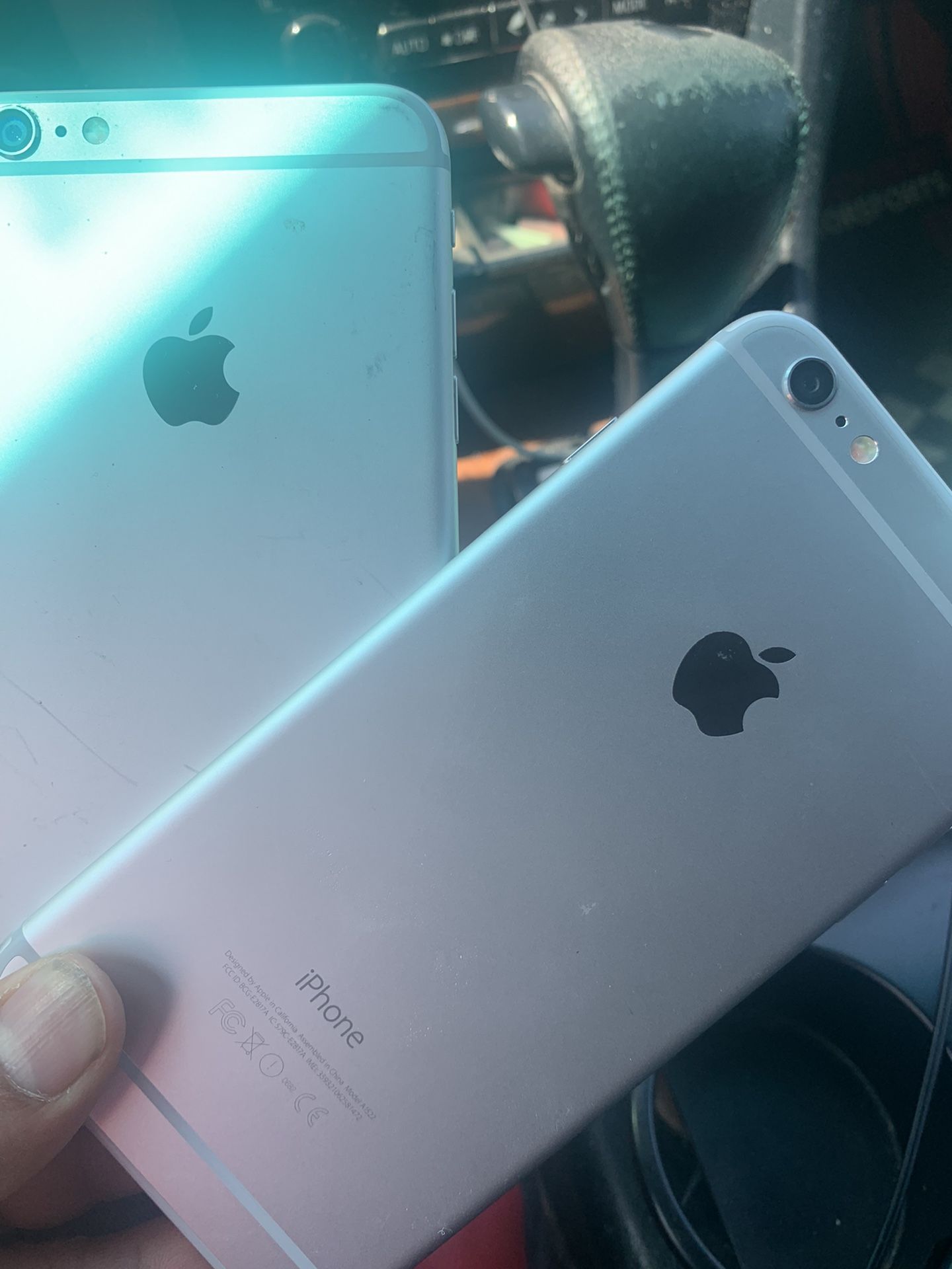 2 iPhones 8