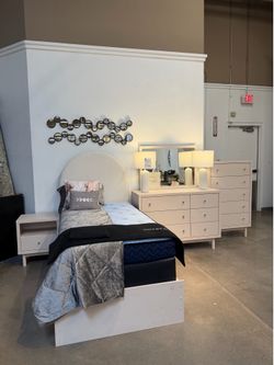 Ashleys Wistenpine Pink Bedroom Set