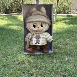 Giant Labubu 