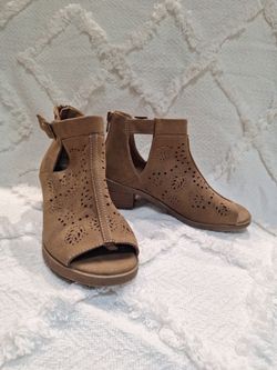 Girls shoes. Worn Maybe 3 times.