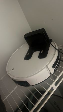 White Robot vacuum/mop