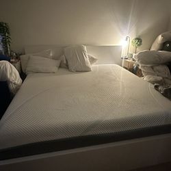 King Tempur-Pedic Mattress w Bed frame