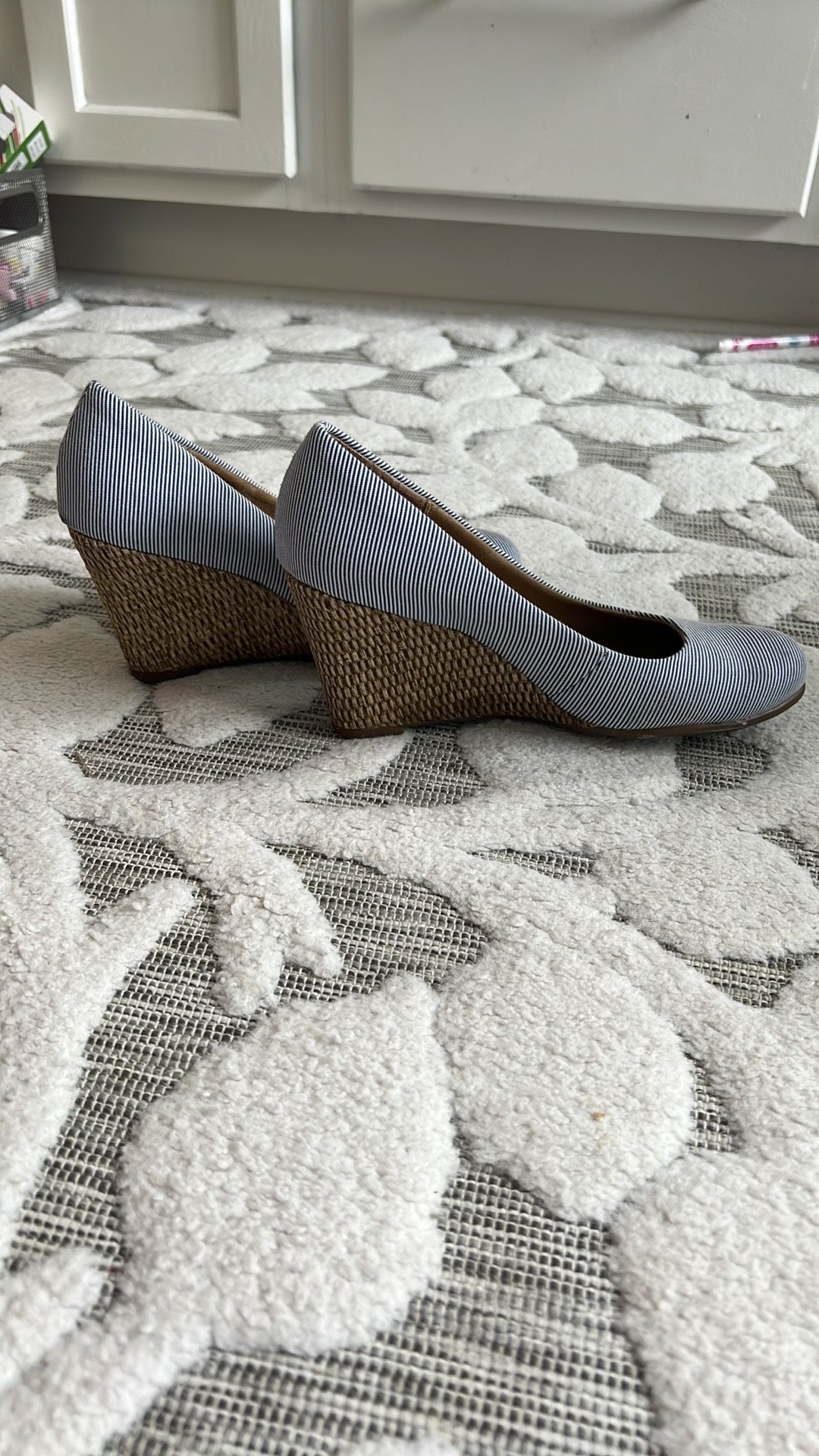 Aerosols Womens Stripe Wedge Sandals Size 6
