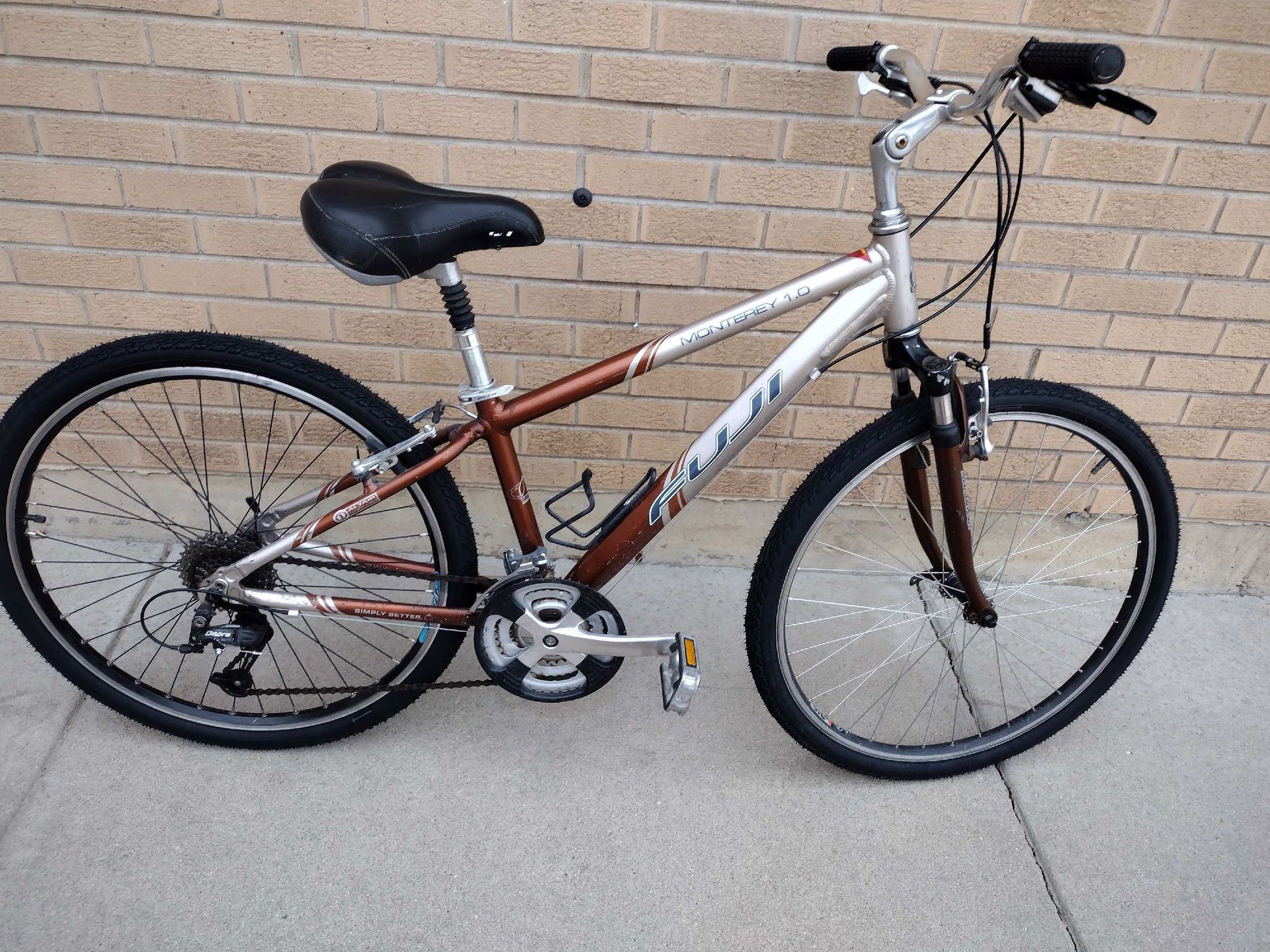 Fuji Monterey 1.0 Hybrid Bike (fits small adult or teen)