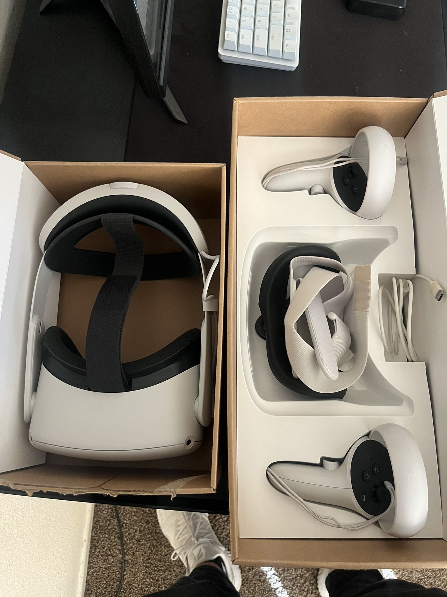 Meta Quest 2, 256gb, Barely Used, Comes With Type C Cable And Elite Battery Extended Pack