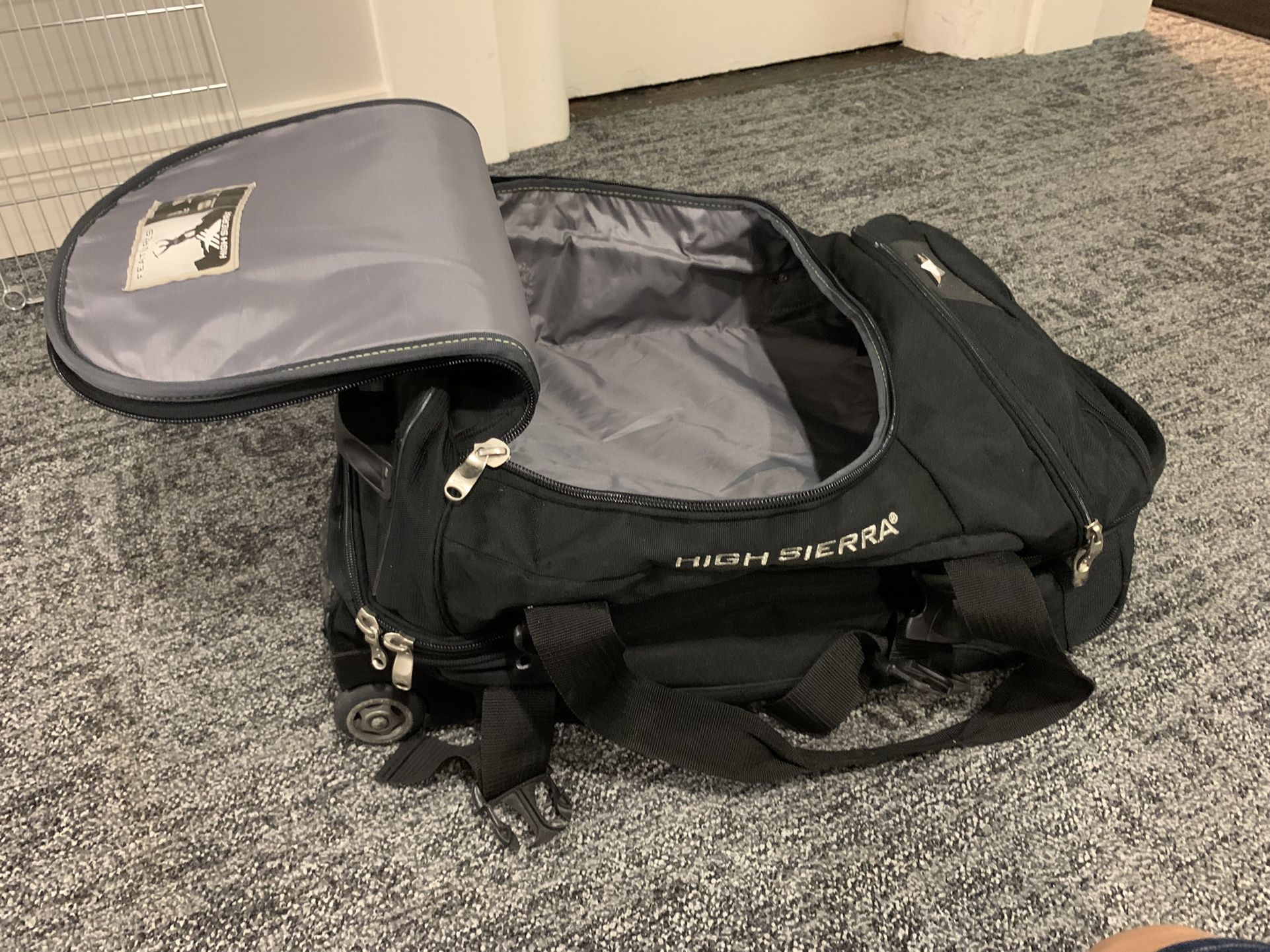 High Sierra Medium Sized Black Luggage Duffle Bag Suitcase