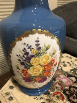 Blue vase w flowers design good condition