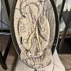 Baby Carrier, Carseat, water dispenser, HALO Bassinet, Rocking, Wipe Warmer, Diaper Changing,  4Moms mamaro Swing 