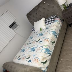 Beautiful Queen bed