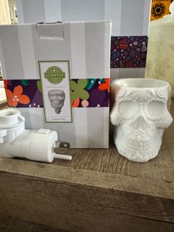 Scentsy plug in warmer “Calaverita”