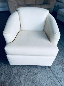 Luxurious Upscale Robb & Stucky Swivel Club Chair