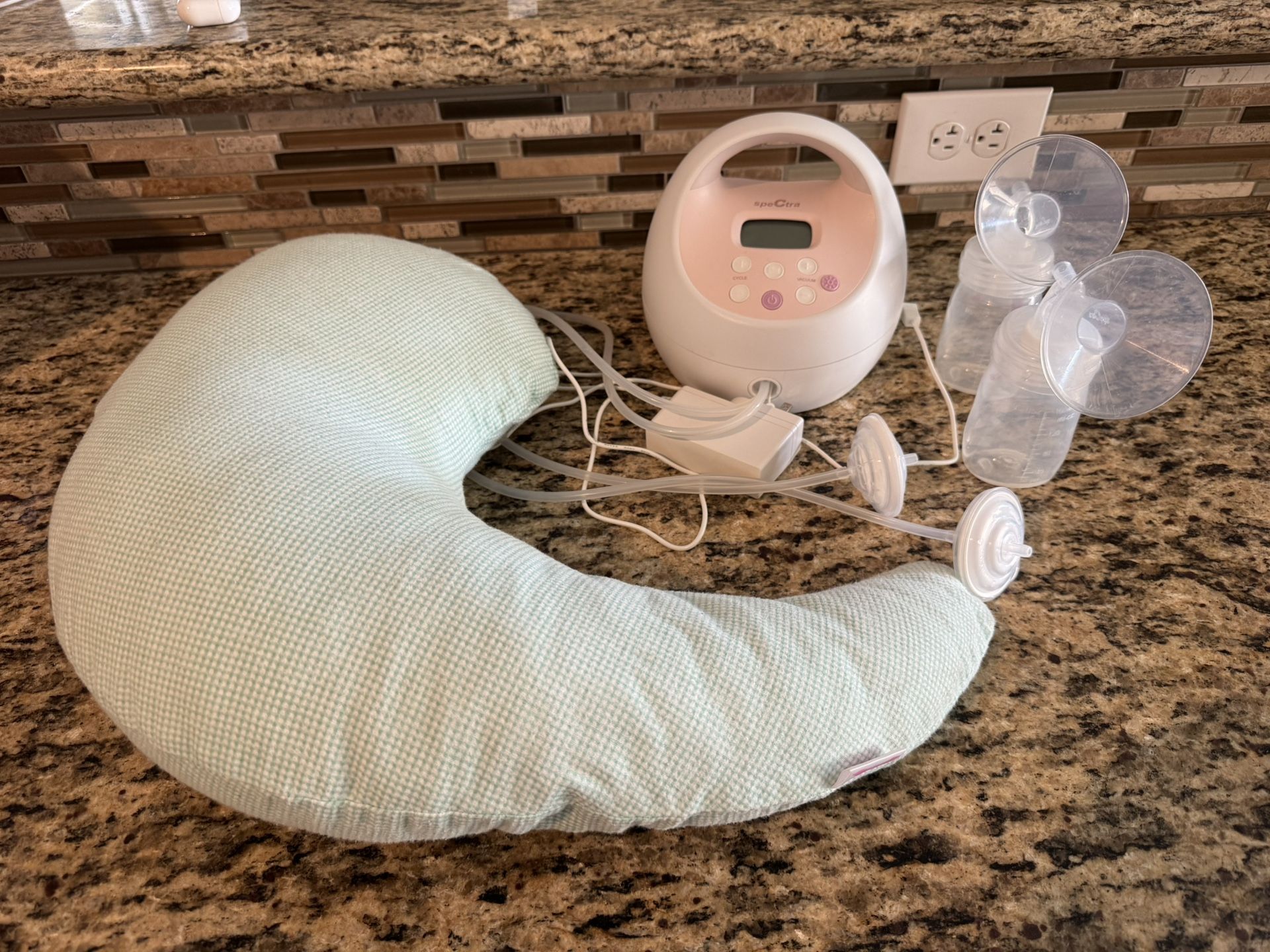 Spectra 2 Pump & Breast Feeding Pillow