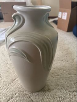 A Harris Potteries Art Deco-style ceramic vase