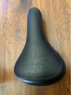 Stock throne seat