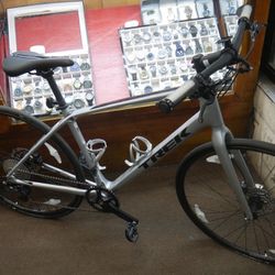 TREK FX 4 400 OCLV CARBON MEDIUM HYBRID BIKE SILVER, SHIMANO SHIFTER DISK BRAKES SYSTEM, SHIMANO BLMT201 , REAR SHIMANO GRX  DERAULLER ; FRONT SHIMANO