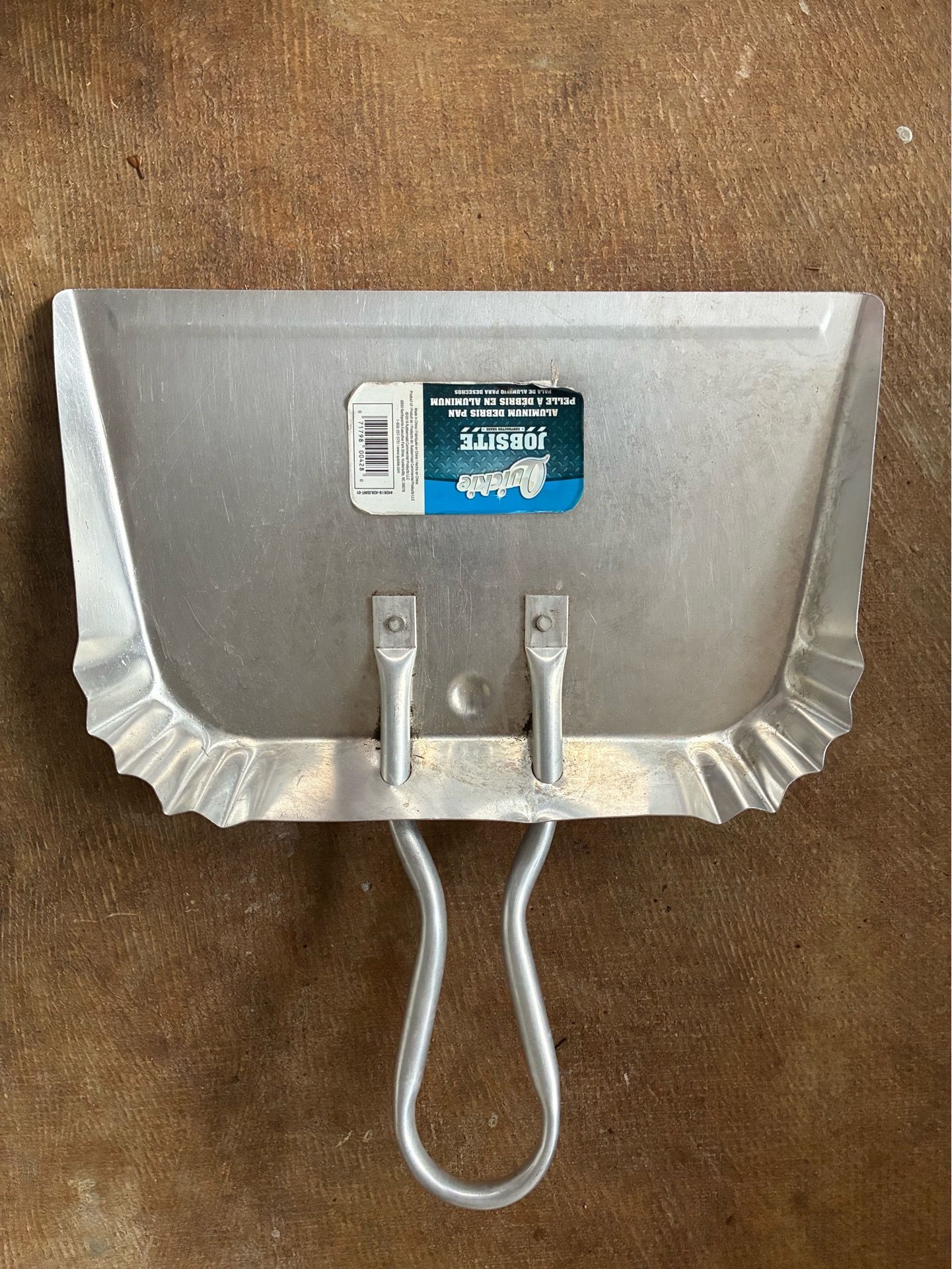 Metal dustpan