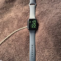 Apple Watch SE 44mm + Charger – Great Condition