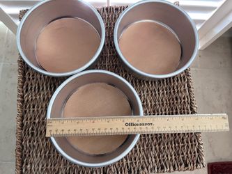 In San Marcos - 3 round cake pans, new