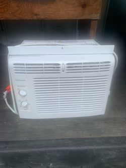 AIR CONDITIONING WINDOW UNITS