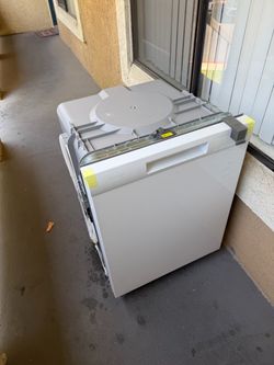 Hotpoint HDF310PGRWW White Dishwasher