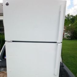 LIKE NEW WHITE SPACE SAVER REFRIGERATOR 