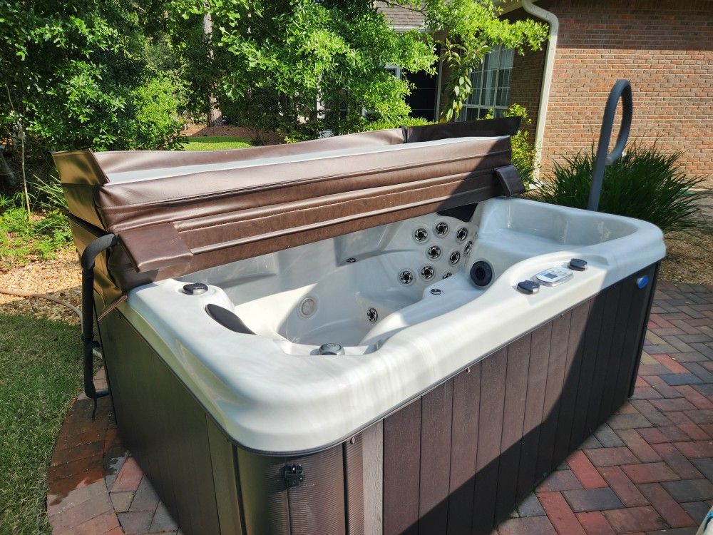 Spa CalSpas Only 2 Years Old