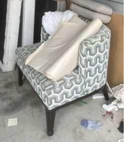 Accent Chair – Blue & Gray Geometric Pattern – Wood Legs