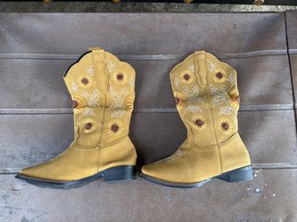 Women's Sunflower Embroidered Cowboy Boots Size 6 (New)