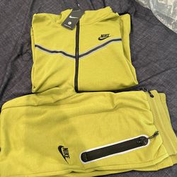 hmu mens Nike sweatsuits sizes small,m,l,2x $70 each hmu 🤙🏾 🔥✅