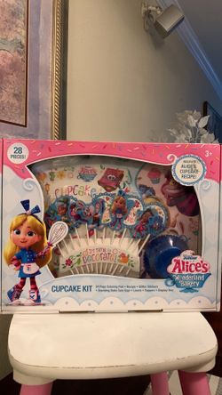 Disney Alice’s Wonderland Bakery Cup Cake  28 pieces